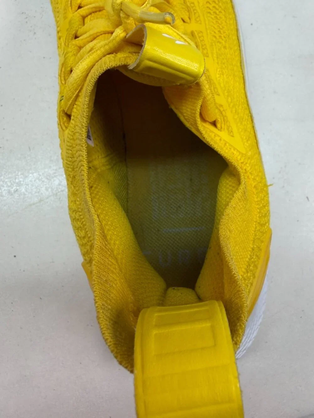 Under Armour Curry Flow Yellow Women’s 10 / Men’s 8.5 Running Shoes 3023085‑701